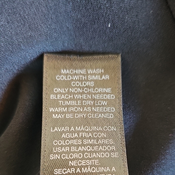 Elegant Black Sleeveless Top - Picture 6 of 6